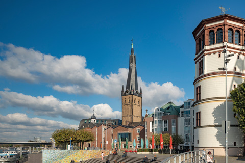 Seite Politik & Gesellschaft öffnen